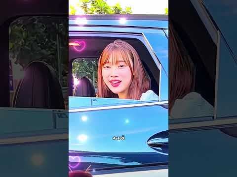 طلع وشّه من شباك العربية… واللي حصل بعدها خلّى قلبه يطير! 😳🐾