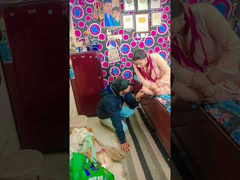 A disabled duckling helps his cat friend 🐣#duckrescue #cuteanimals #animalrescue