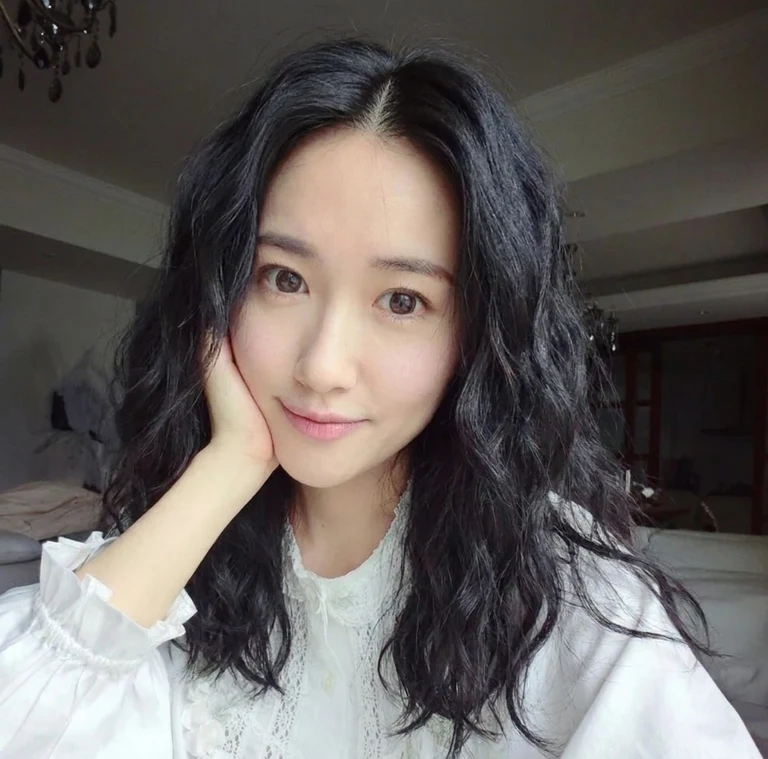我們的 女性 範例模特兒示範 海灘波浪捲