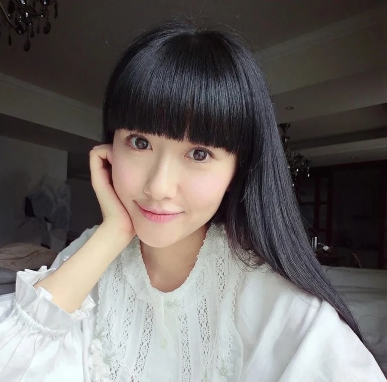 我們的 女性 範例模特兒示範 齊瀏海