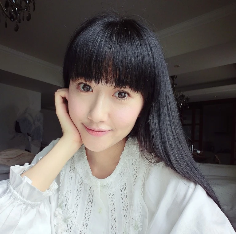 原始人像，長直深色頭髮