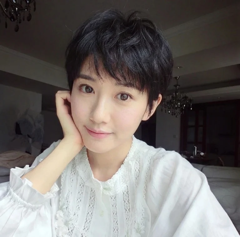 我們的 女性 範例模特兒示範 精靈短髮