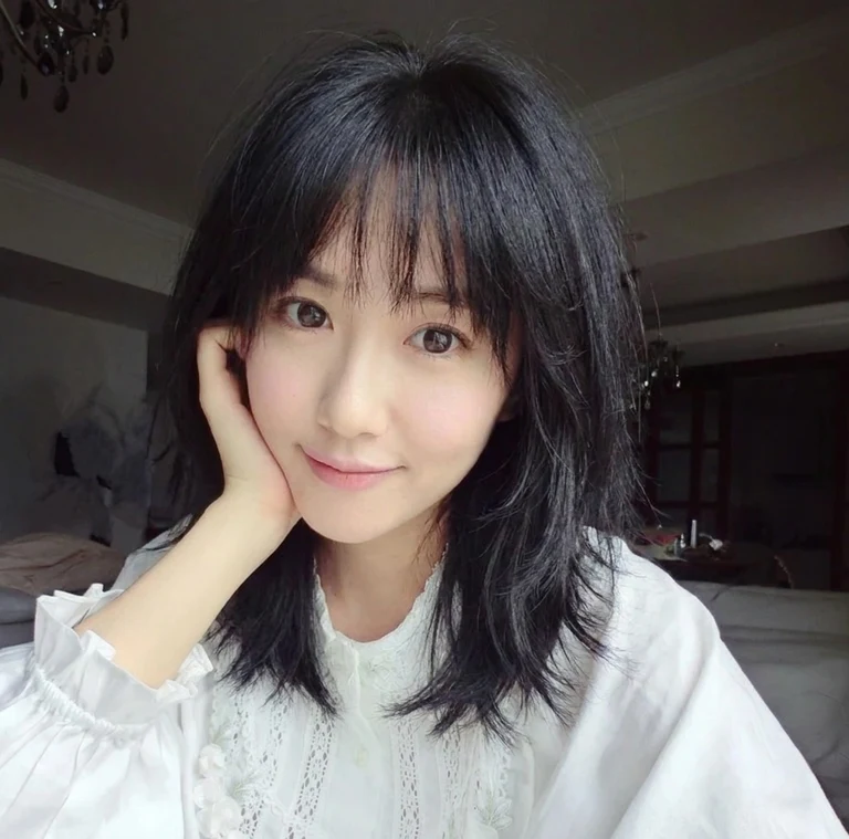 我們的 女性 範例模特兒示範 蓬鬆層次剪