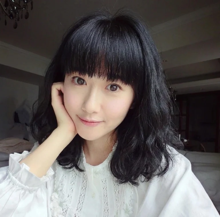 我們的 女性 範例模特兒示範 柔和波浪捲