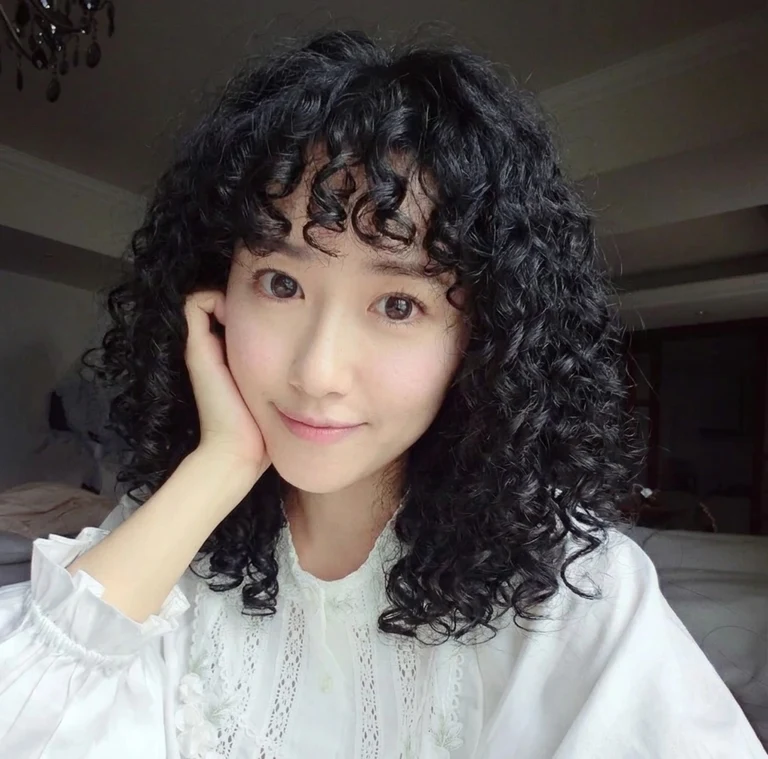 我們的 女性 範例模特兒示範 緊密小捲